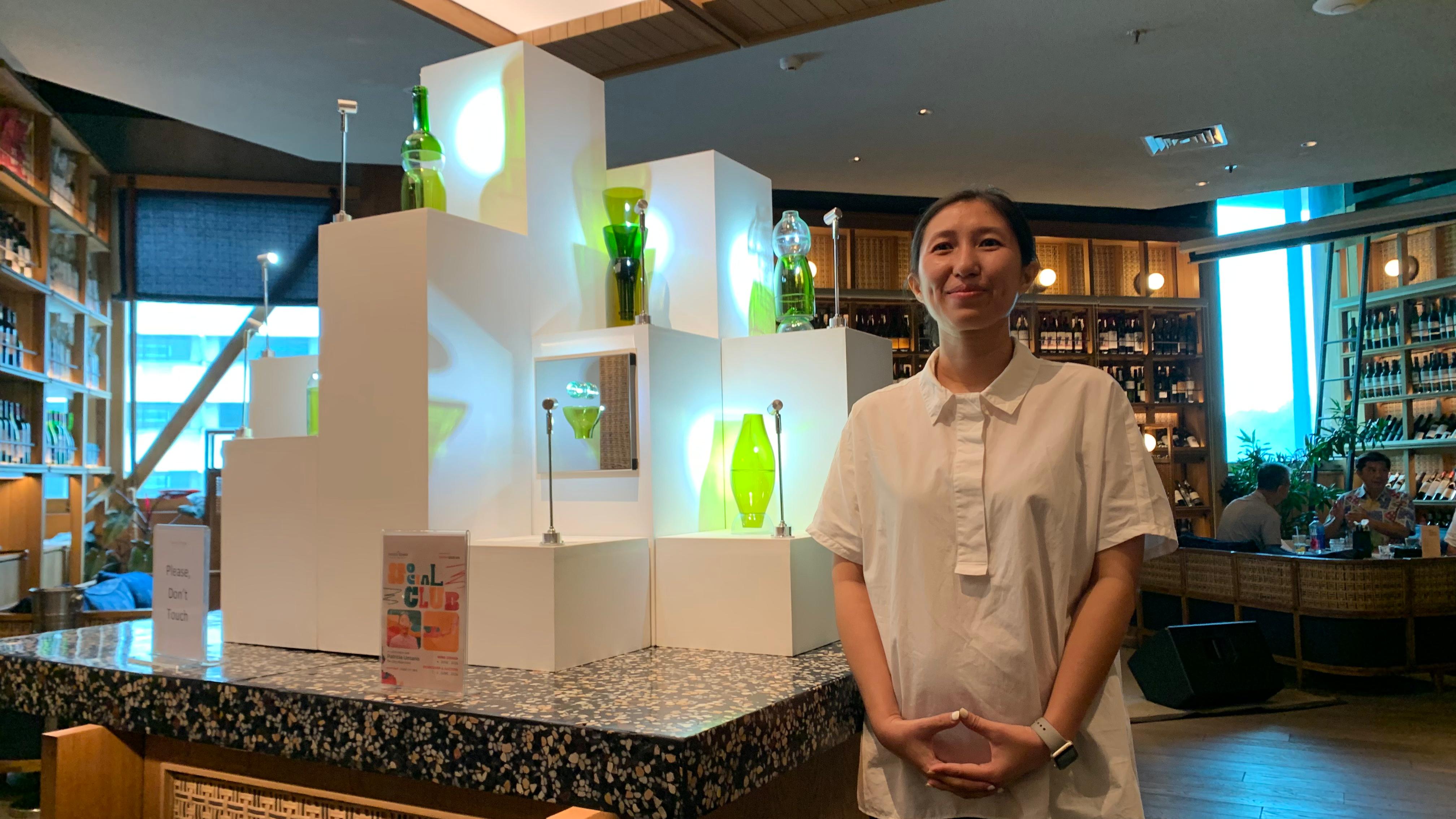 Seniman Patricia Untario di depan instalasi seninya di Social House, mal Grand Indonesia, Jakarta.