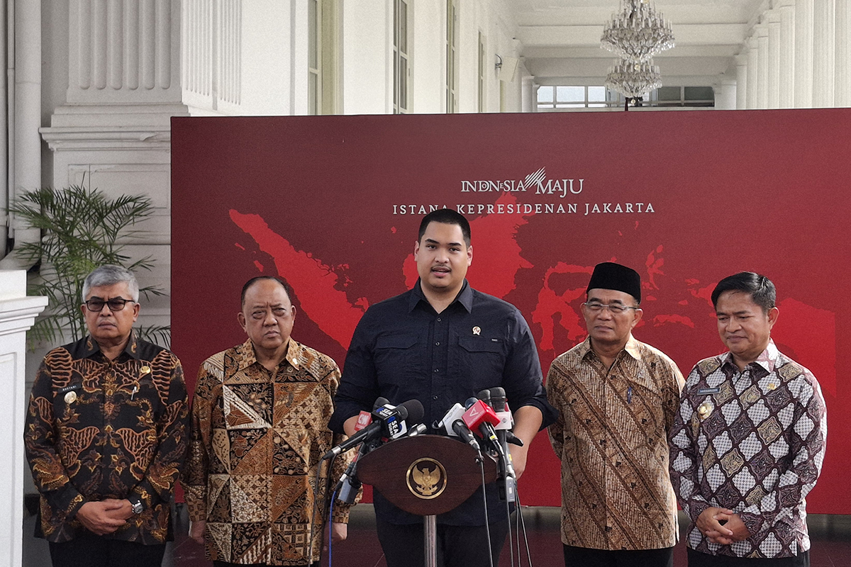 Menteri Pemuda dan Olahraga (Menpora) Dito Ariotedjo (tengah) memberi keterangan tentang PON 2024 dan Peparnas 2024.