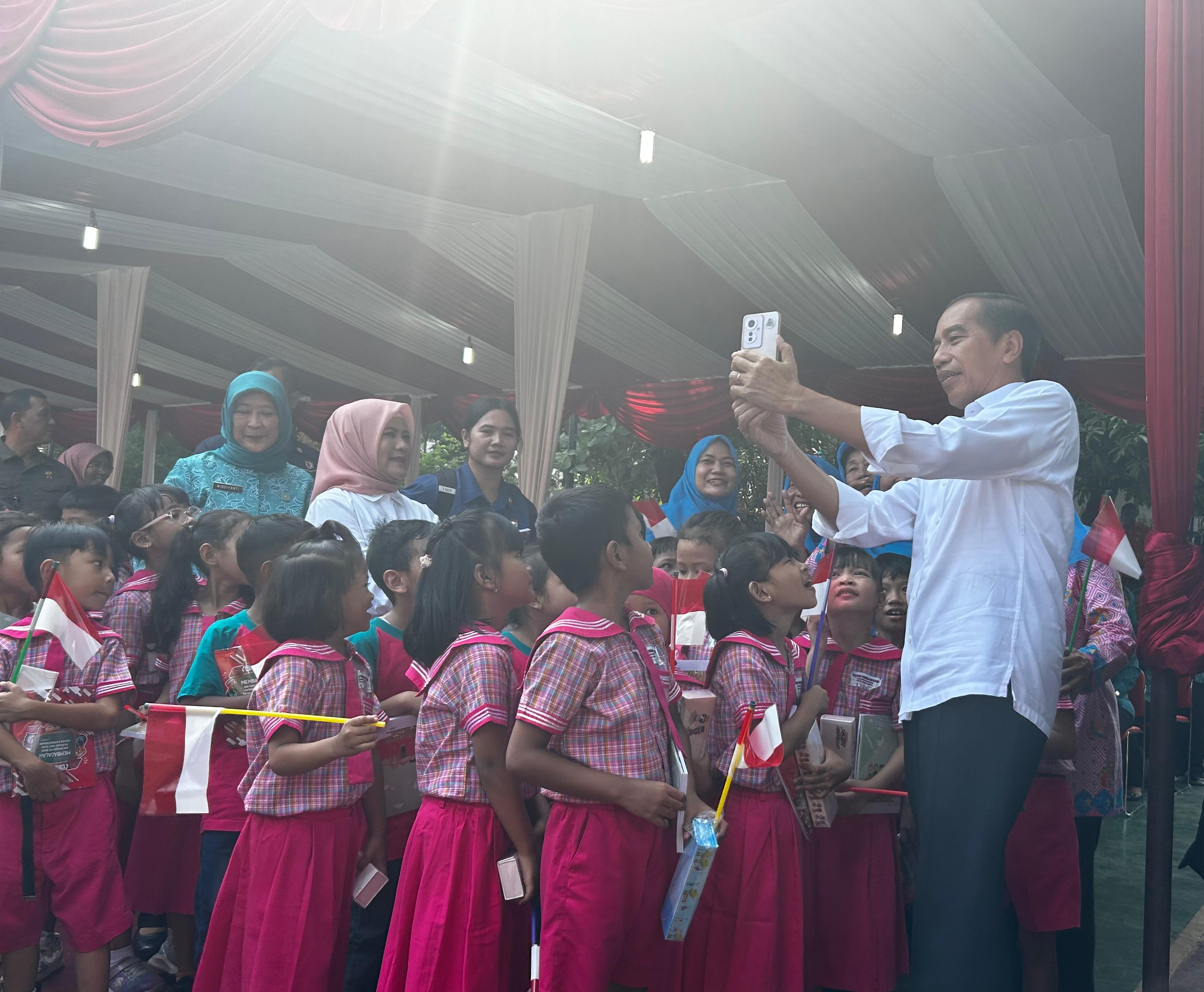 Presiden RI Joko Widodo (Jokowi) didampingi Ibu Negara Iriana Joko Widodo, mengunjungi Posyandu Terintegrasi RW 02 RPTRA Taman Sawo Kebayora