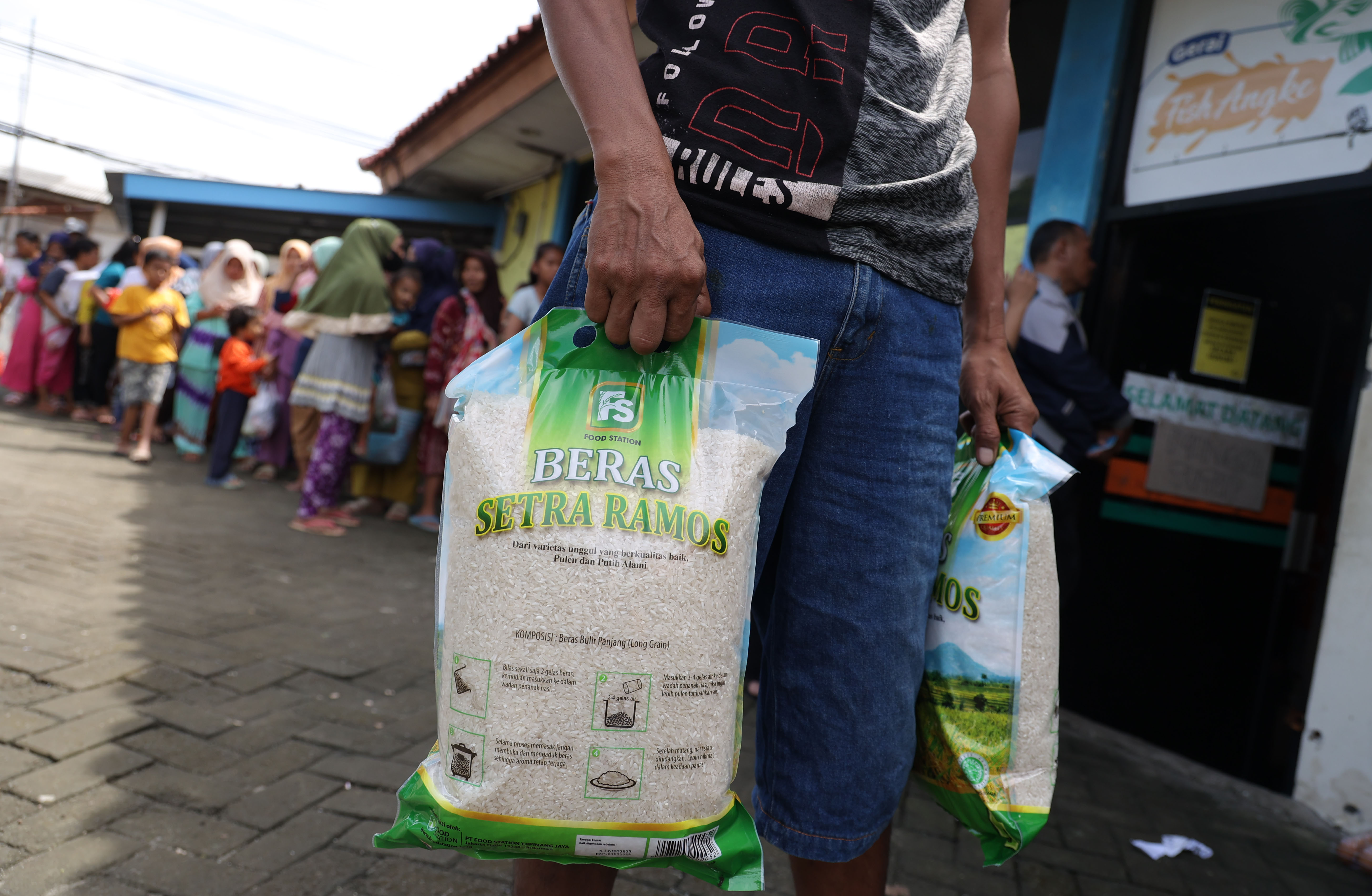 Warga antre membeli paket sembako murah menggunakan KJP Plus di Kawasan Muara Angke, Jakarta Utara. 