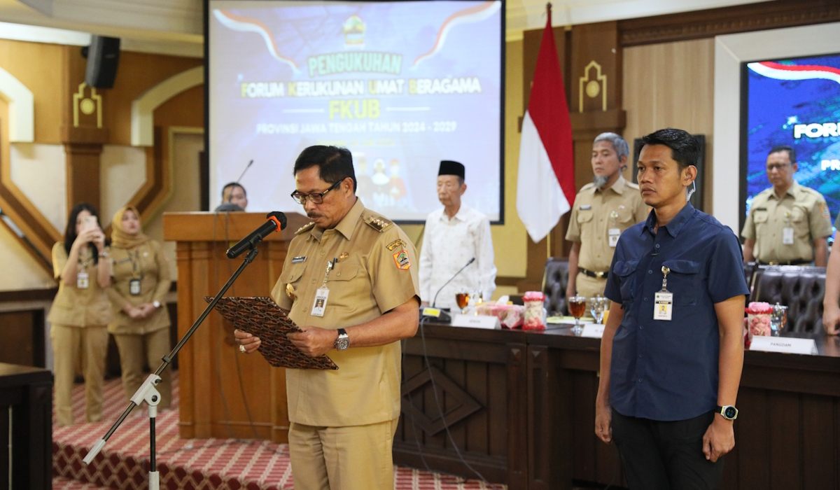 Pj Gubernur Jateng Nana Sudjana mengukuhkan pengurus Forum Kerukunan Umat Beragama (FKUB) Jawa Tengah periode 2024-2029
