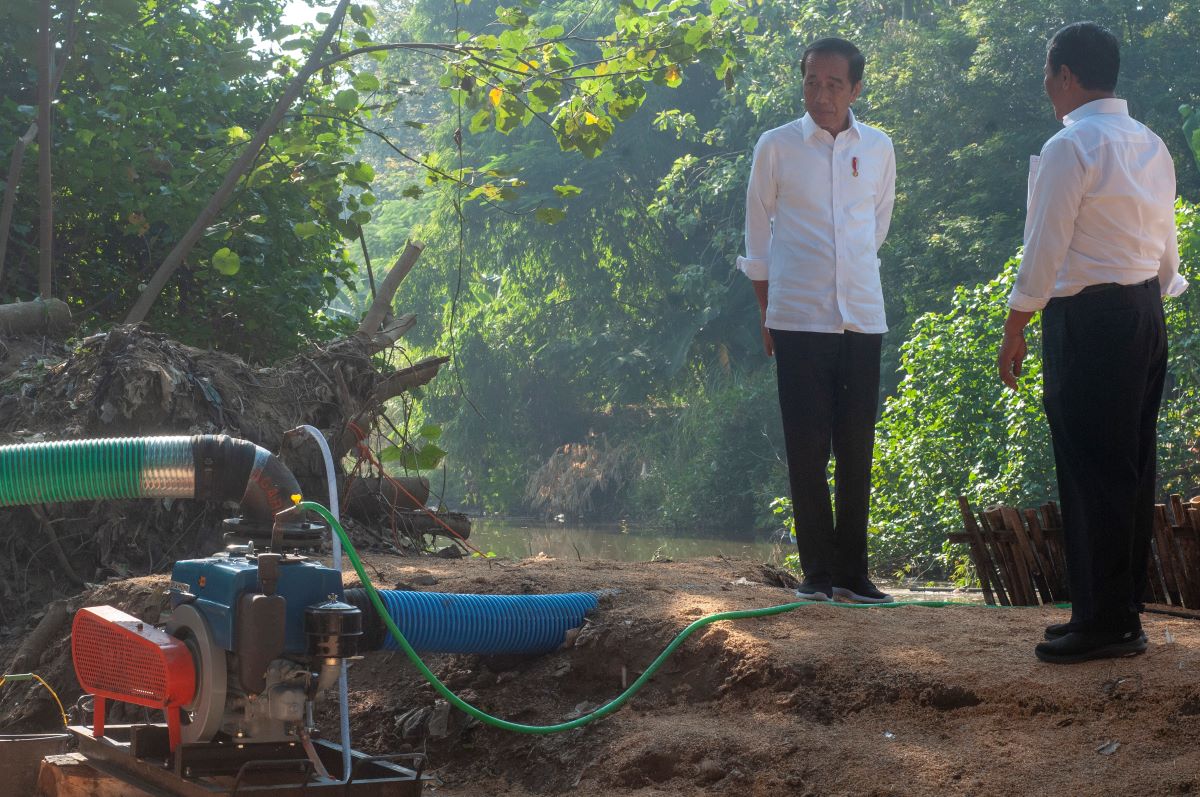  Presiden Joko Widodo didampingi Menteri Pertanian Amran Sulaiman meninjau pompa air untuk pertanian.