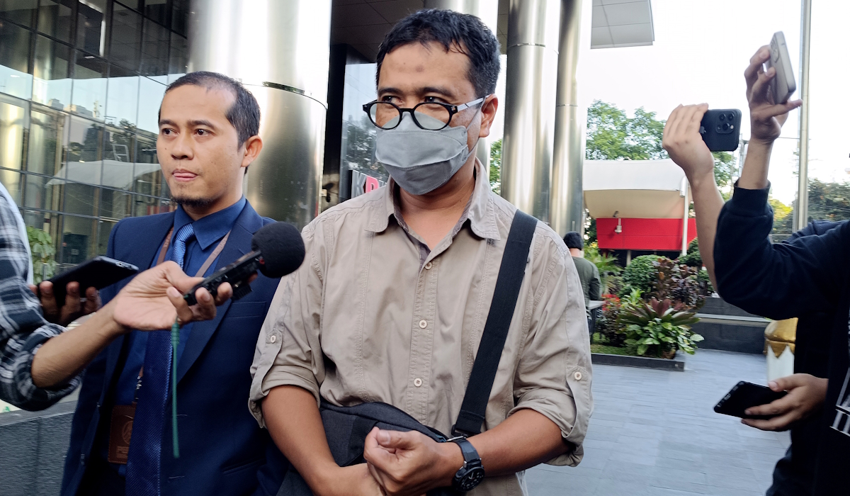 Mantan Kepala Pusat Krisis Kesehatan Kemenkes Budi Sylvana berjalan keluar usai menjalani pemeriksaan di KPK, 