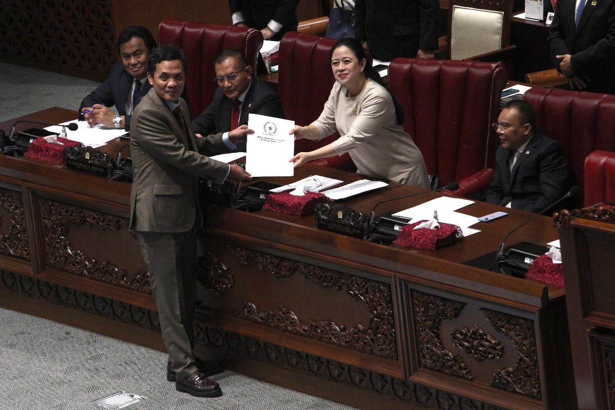 Wakil Ketua Komisi III DPR Habiburokhman (tengah) menyerahkan laporan komisi hasil seleksi anggota LPSK kepada Ketua Dewan Perwakilan Rakyat