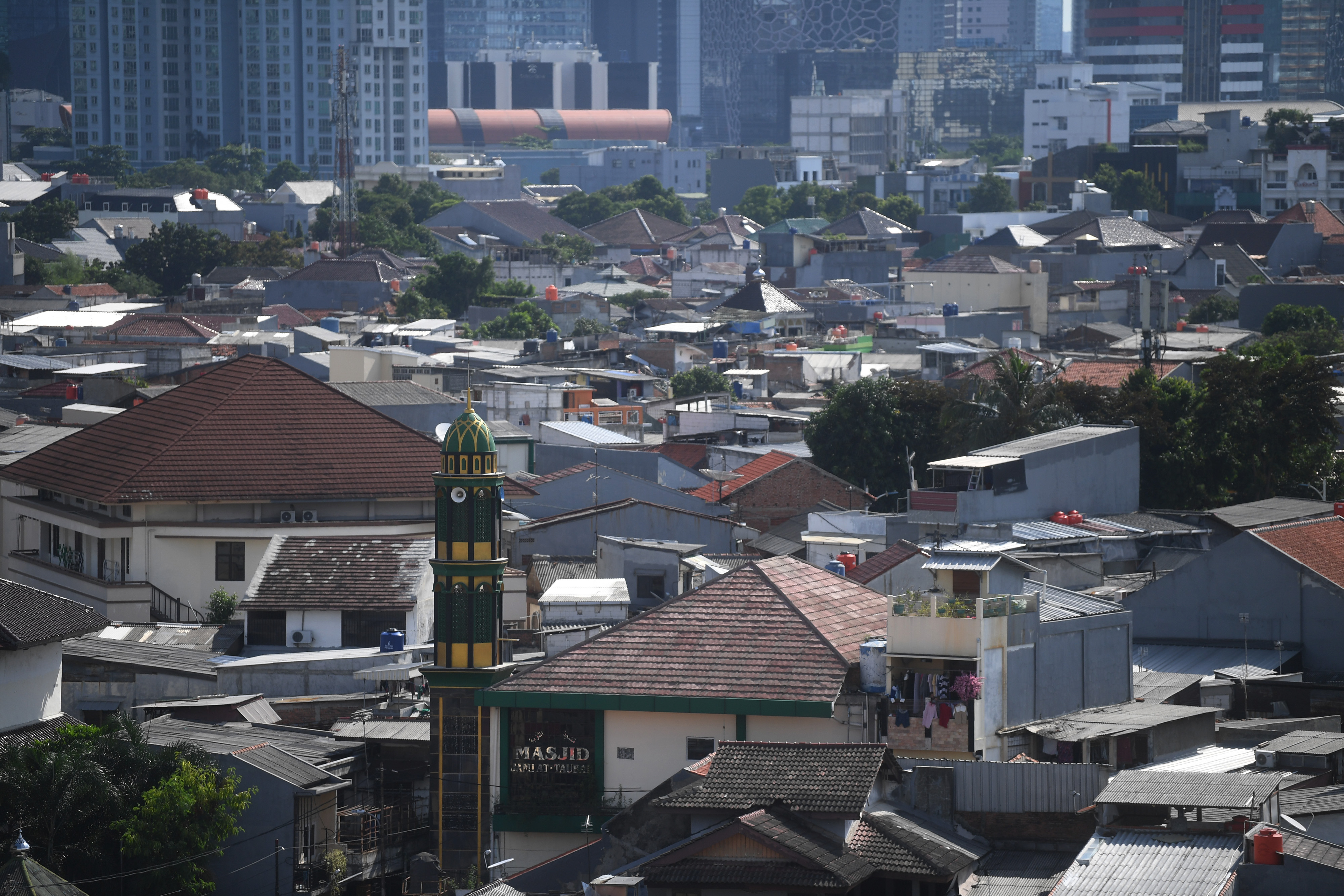 Deretan rumah di kawasan padat penduduk di Jakarta