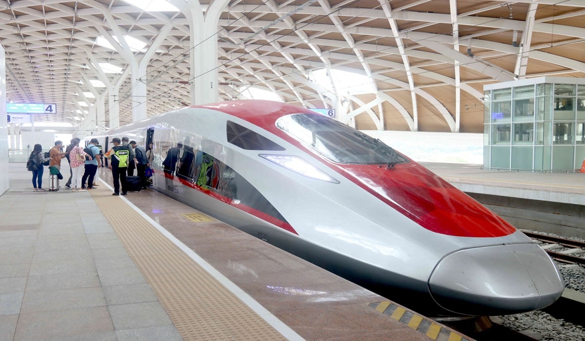 Penumpang menaiki Kereta Cepat Whoosh di Stasiun Halim, Jakarta.