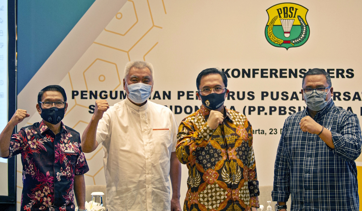 Ketum PP PBSI Agung Firman Sampurna (kedua kanan) bersama Wakil Sekjen PP PBSI Edi Sukarno (kiri), Ketua Harian PP PBSI Alex Tirta