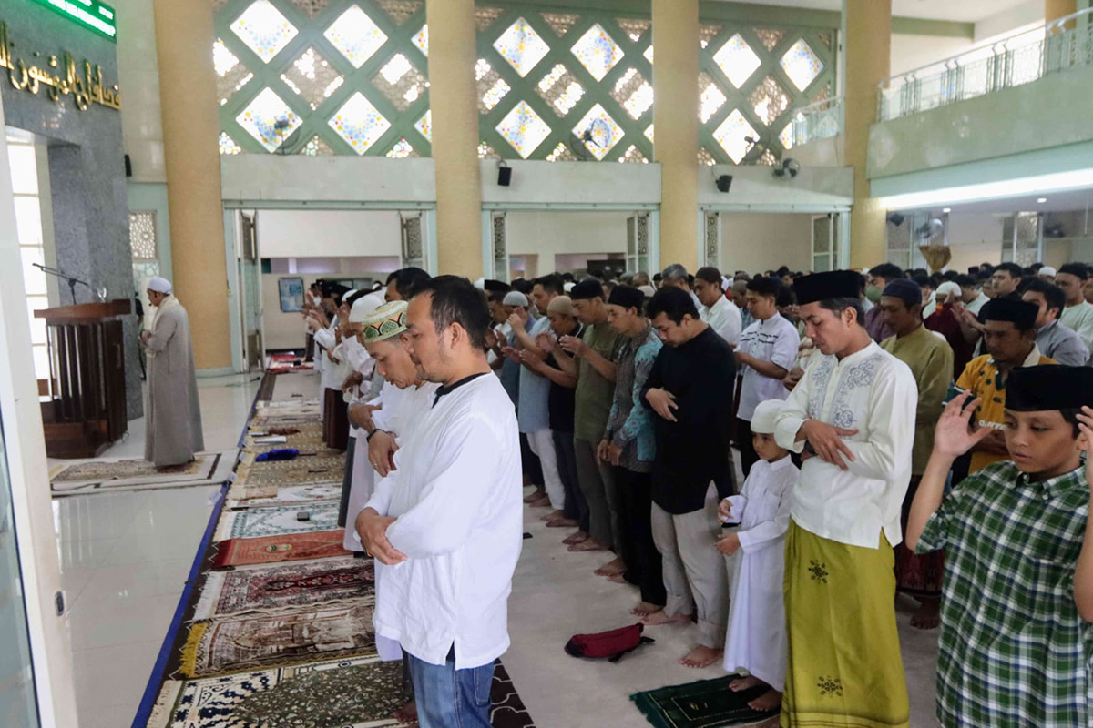 Suasana Salat di Masjid Nursiah Daud Paloh, Jakarta.