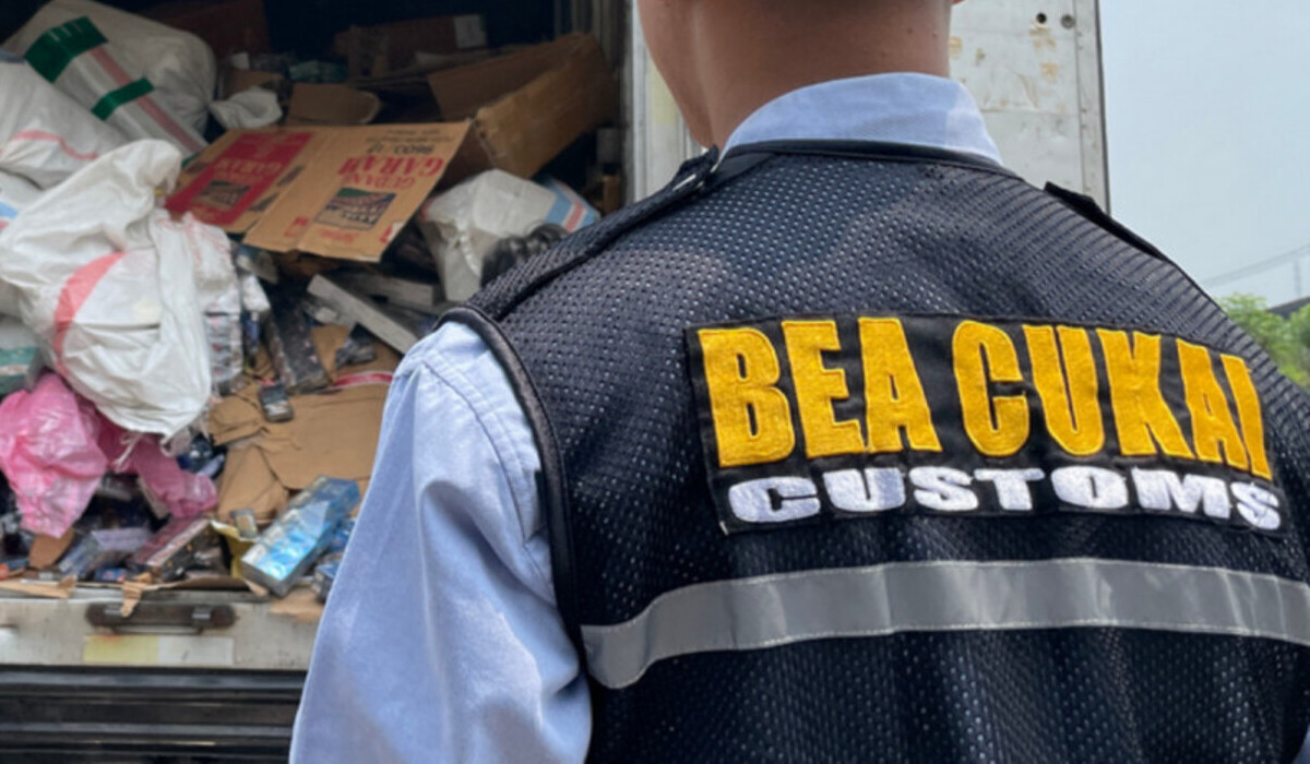 Ilustrasi, petugas Bea Cukai melakukan proses pemusnahan produk-produk ilegal.