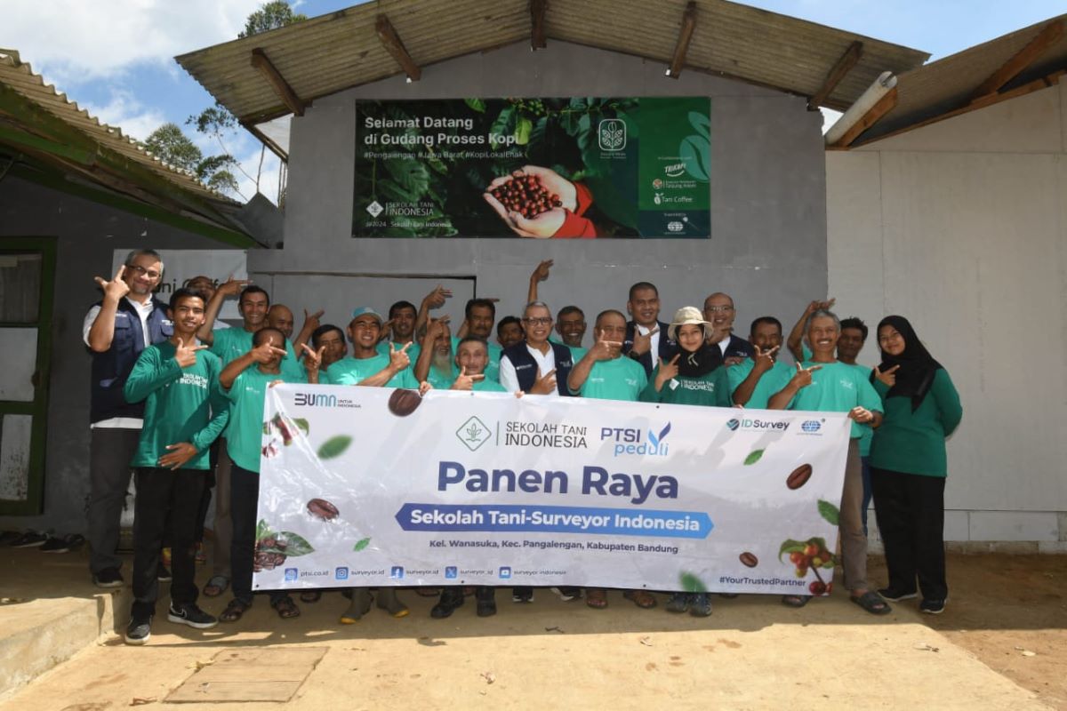 Sekolah Tani Indonesia dan Surveyor Indonesia menggelar panen raya kopi.