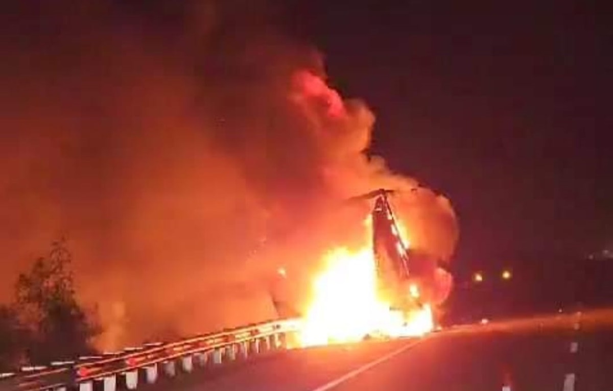 Sebuah truk boks yang membawa barang paket dari Jakarta ke Surabaya mengalami kebakaran di ruas Jalan Tol Pemalang-Batang KM 306, Jateng.