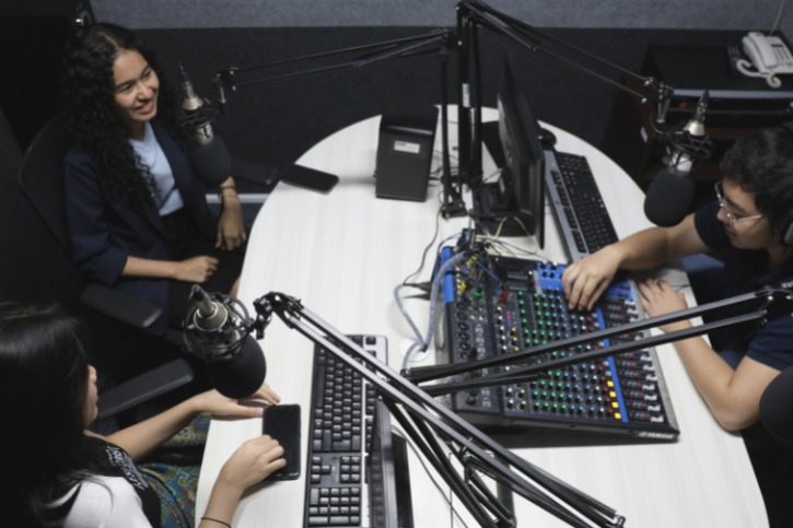 Produksi podcast mahasiswa Prodi Ilmu Komunikasi Unika Atma Jaya