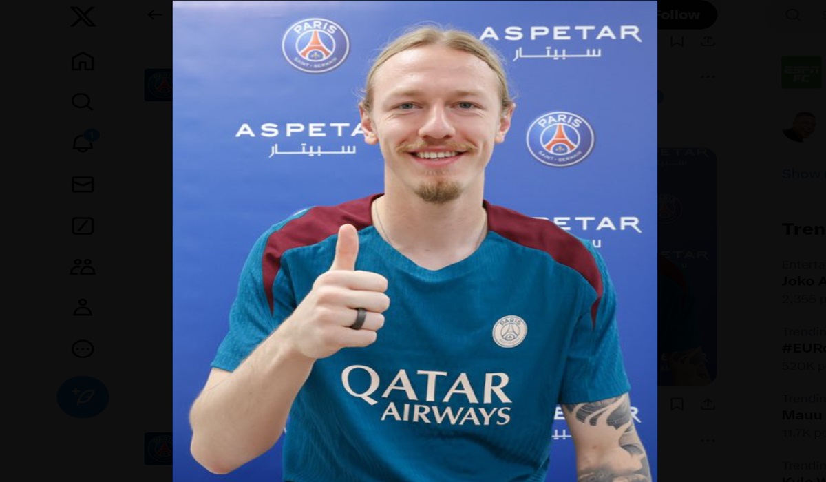 Penjaga gawang PSG Matvey Savonof
