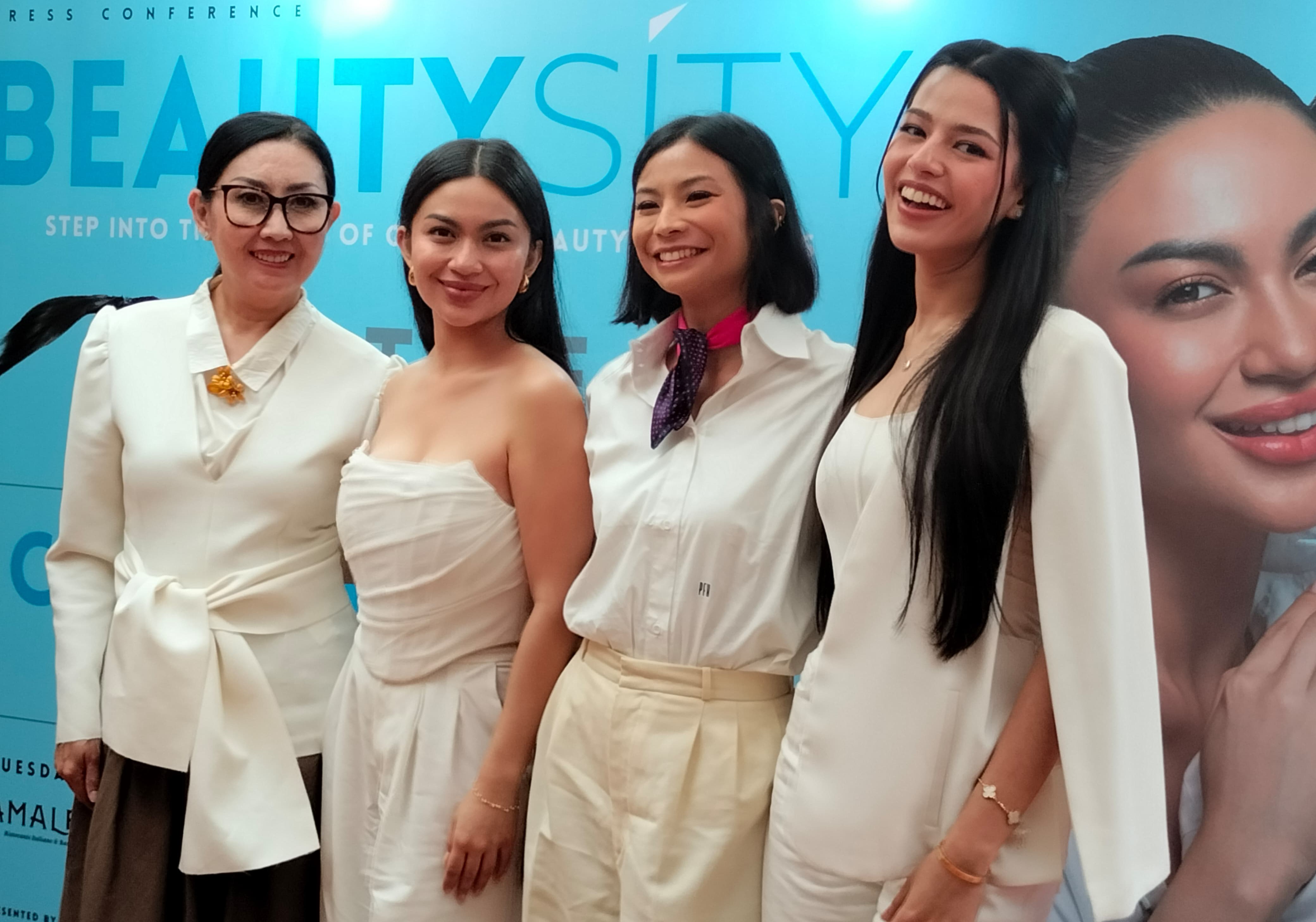 (Kiri - kanan): Director of Editorial Strategy MRA Media Ria Lirungan, Ariel Tatum, Shaarefa Daanish, dan Susan Sameh.