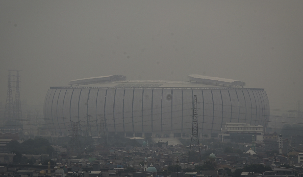 Suasana polusi udara yang menyelimuti bangunan Jakarta International Stadium (JIS), Jakarta Utara, Jakarta 