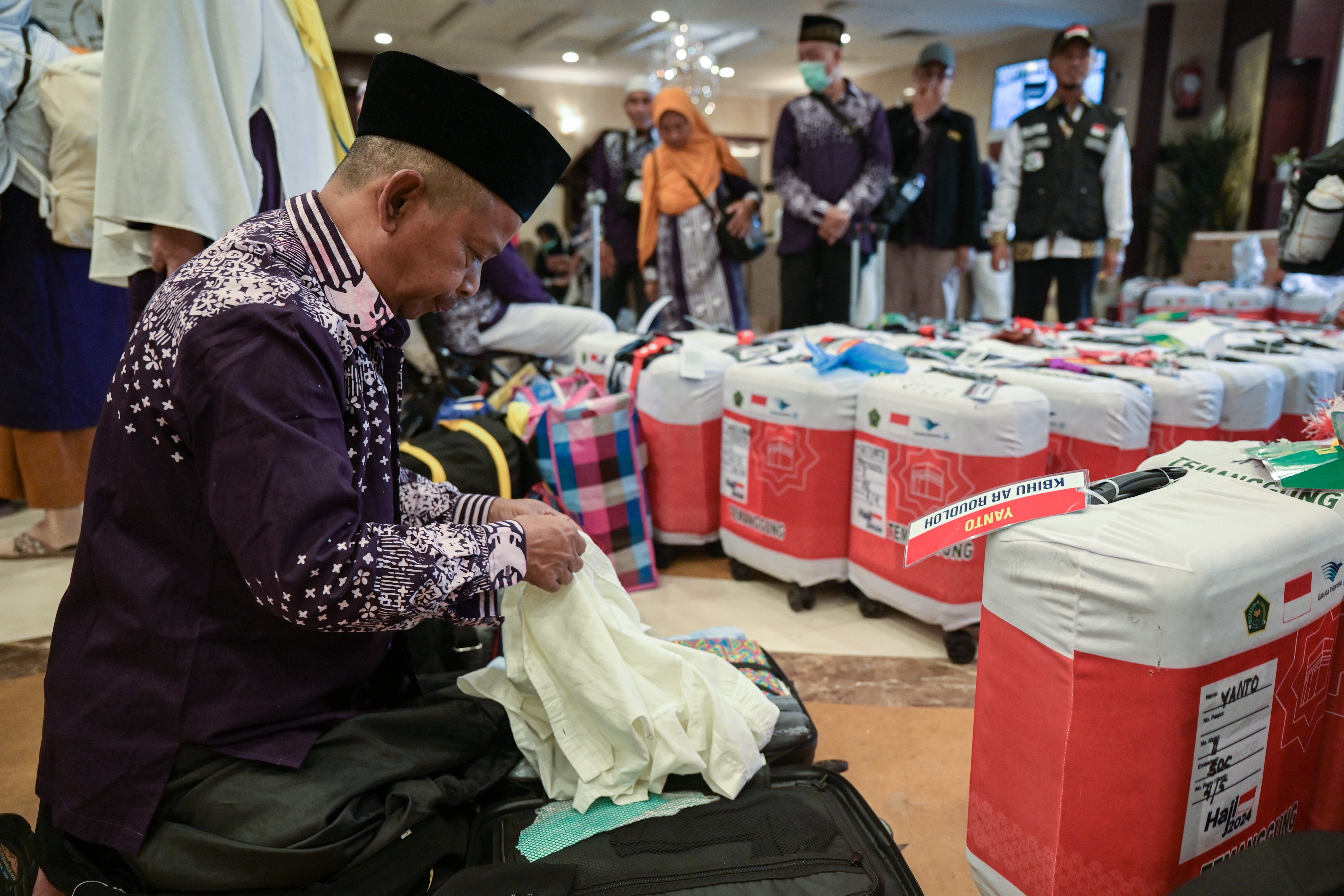  Jemaah haji Indonesia SOC 2 bersiap untuk diberangkatkan ke Madinah di Mekah, Arab Saudi, Jumat (21/6/2024).