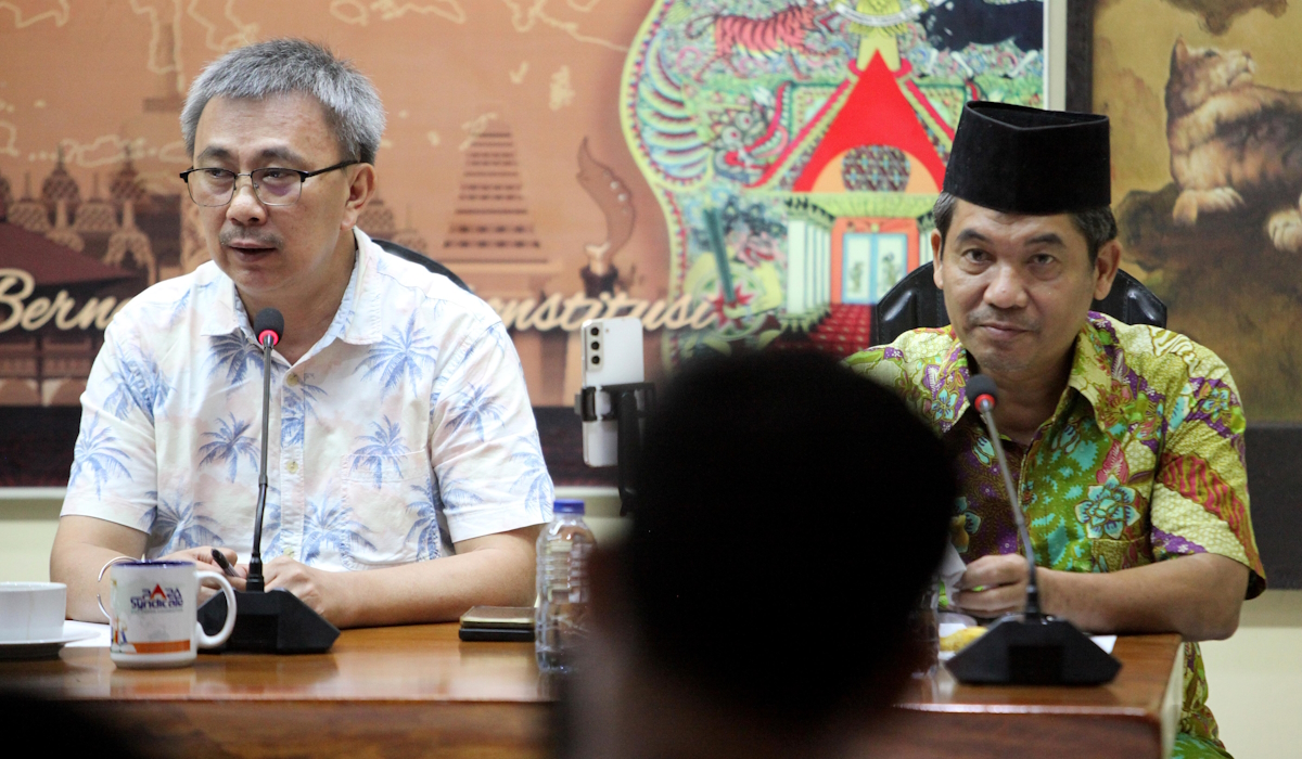 Koordinator Komite Pemilih Indonesia (TePI Indonesia) Jeirry Sumampow (kiri) didampingi Direktur Eksekutif Lingkar Madani Ray Rangkuti 