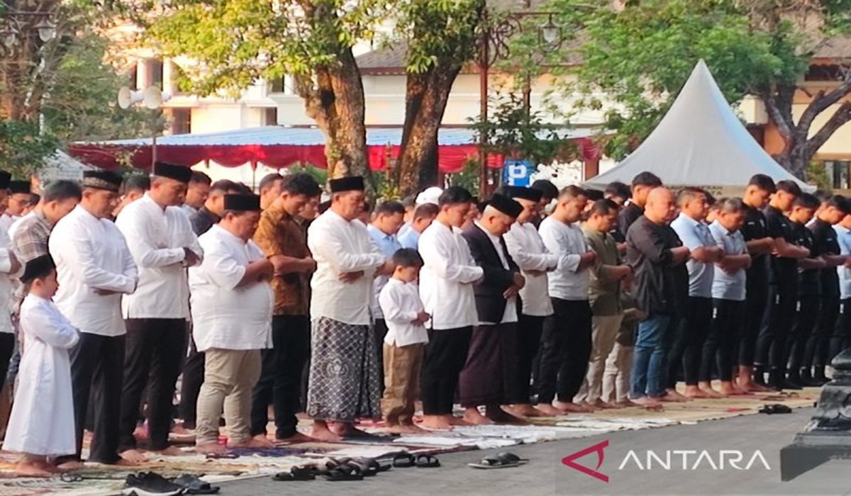 Gibran Laksanakan Salat Id di Halaman Balai Kota Surakarta
