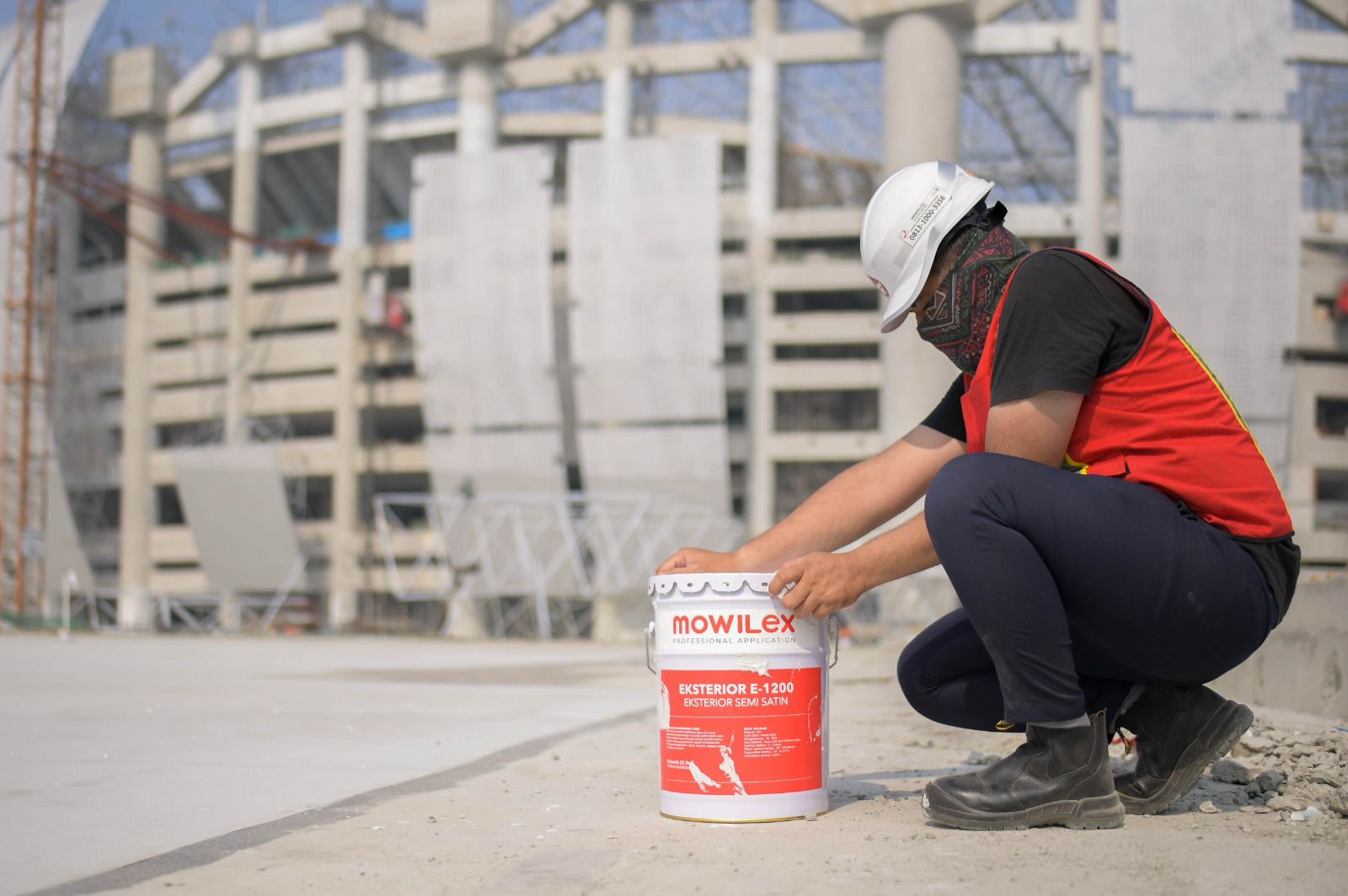 Produk Mowilex PRO digunakan pada bagian eksterior Jakarta International Stadium.