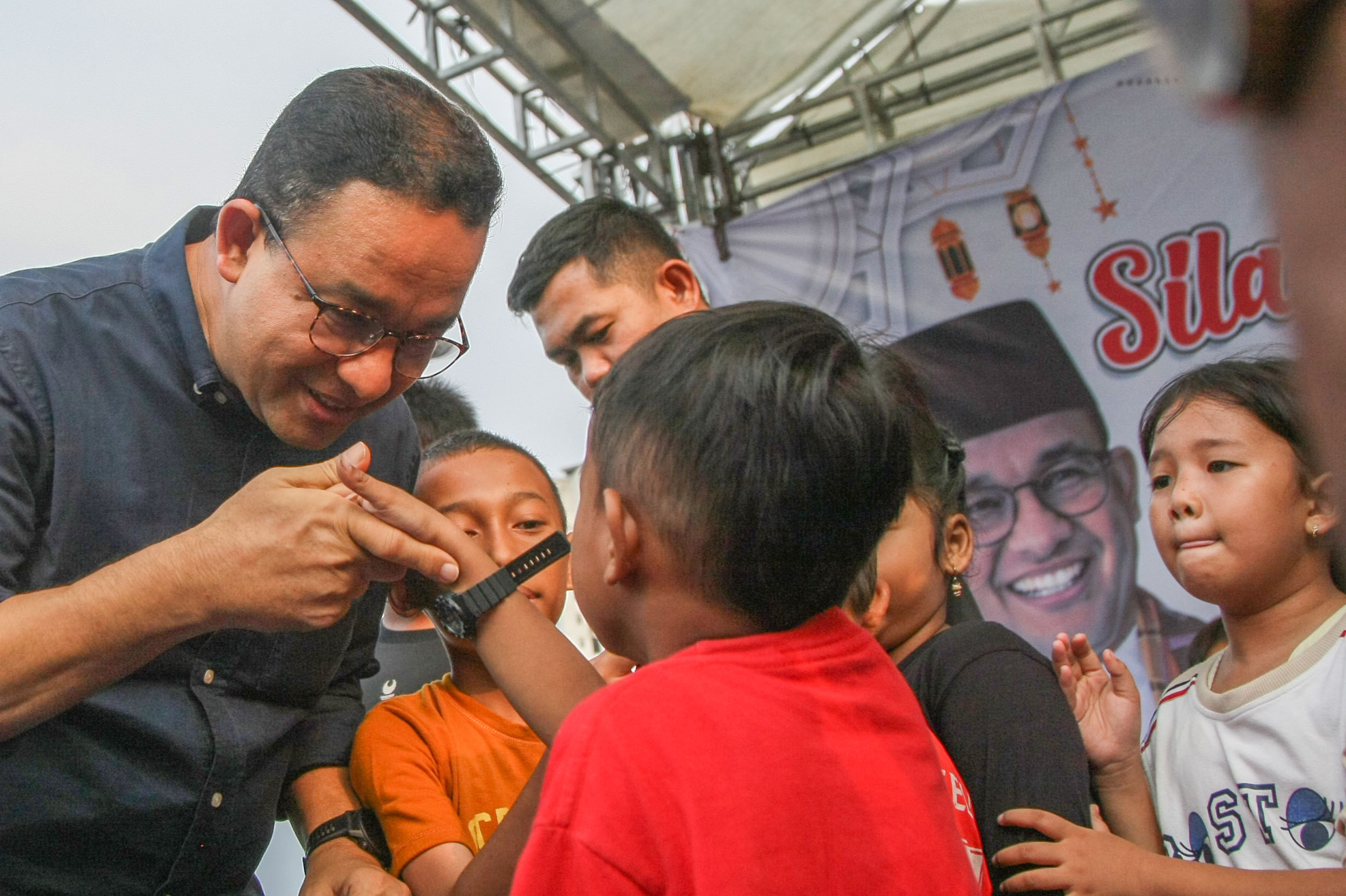 Mantan Gubernur DKI Anies Baswedan menyalami anak-anak saat silaturahmi dengan warga Kampung Marlina, Muara Baru, Penjaringan