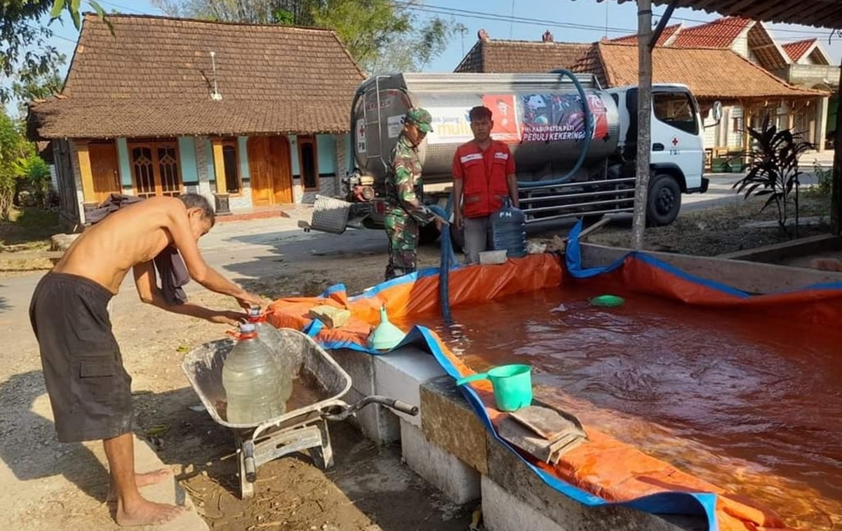 Hujan yang tidak merata membuat sejumlah darah di Jawa Tengah mengalami kekeringa. Saat ini BPBD telah mendistribusikan 77 ribu liter air be