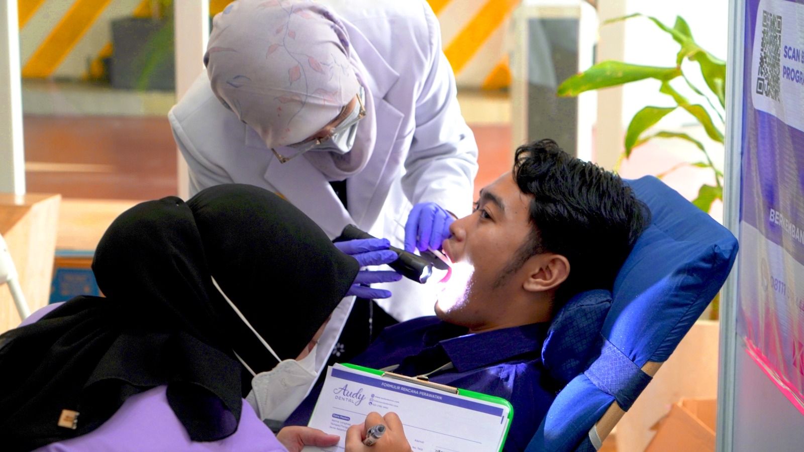 Pemeriksaan gigi oleh dokter gigi.