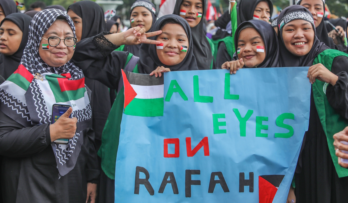 Massa dari berbagai elemen yang tergabung dalam Aliansi Rakyat Indonesia Bela Palestina berunjuk rasa di kawasan Patung Kuda