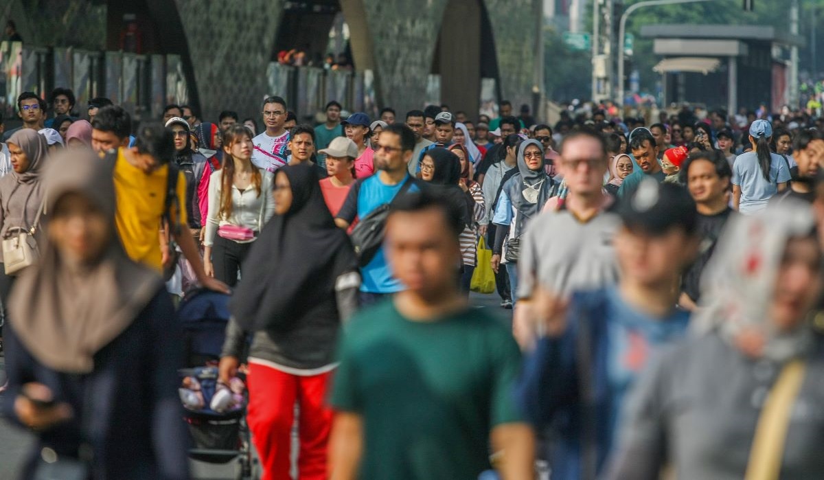Warga melakukan aktivitas olahraga lari dan jalan santai di arena car free day (CFD) di kawasan Bundaran Hotel Indonesia, Jakarta.