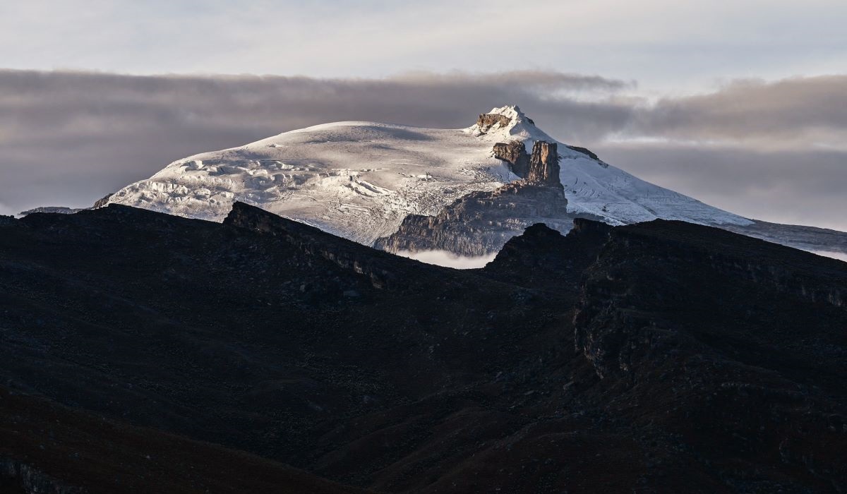 Puncak Pan de Azucar terlihat dari puncak Ritacuba Blanco di Taman Alam Nasional El Cocuy di provinsi Boyaca, Kolombia, pada 19 April 2024.