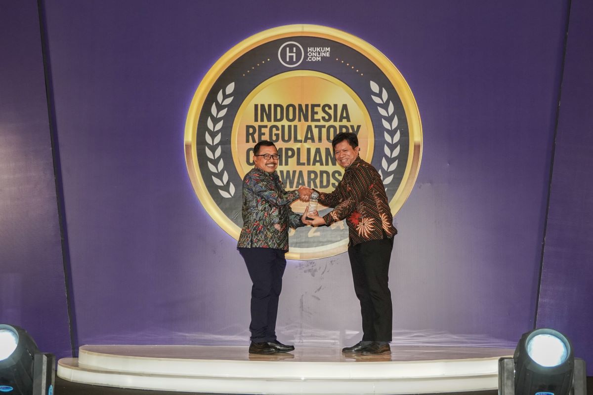 Direktur Operasi Pupuk Kaltim F Purwanto menerima penghargaan IRCA 2024.