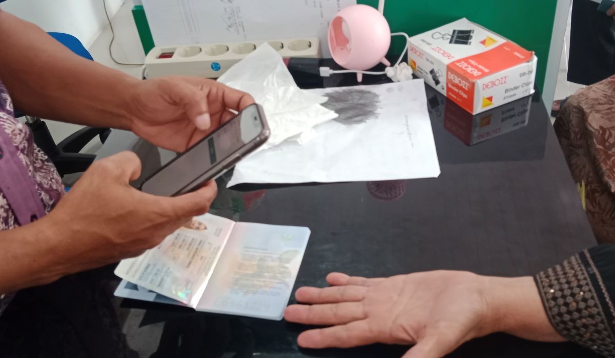 Jemaah calon haji (JCH) Kabupaten Pidie, Provinsi Aceh, sedang melakukan perekaman biometrik bio visa di Kantor Kementerian Agama Pidie.