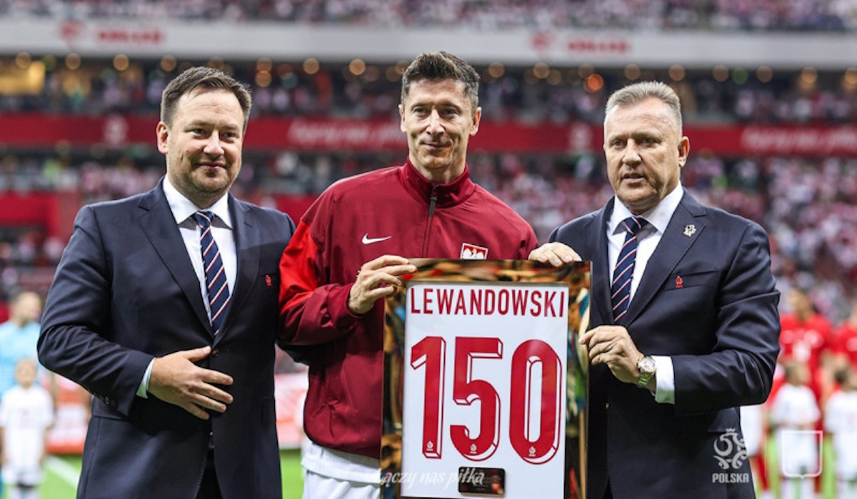 Penyerang timnas Polandia Robert Lewandowski (tengah)
