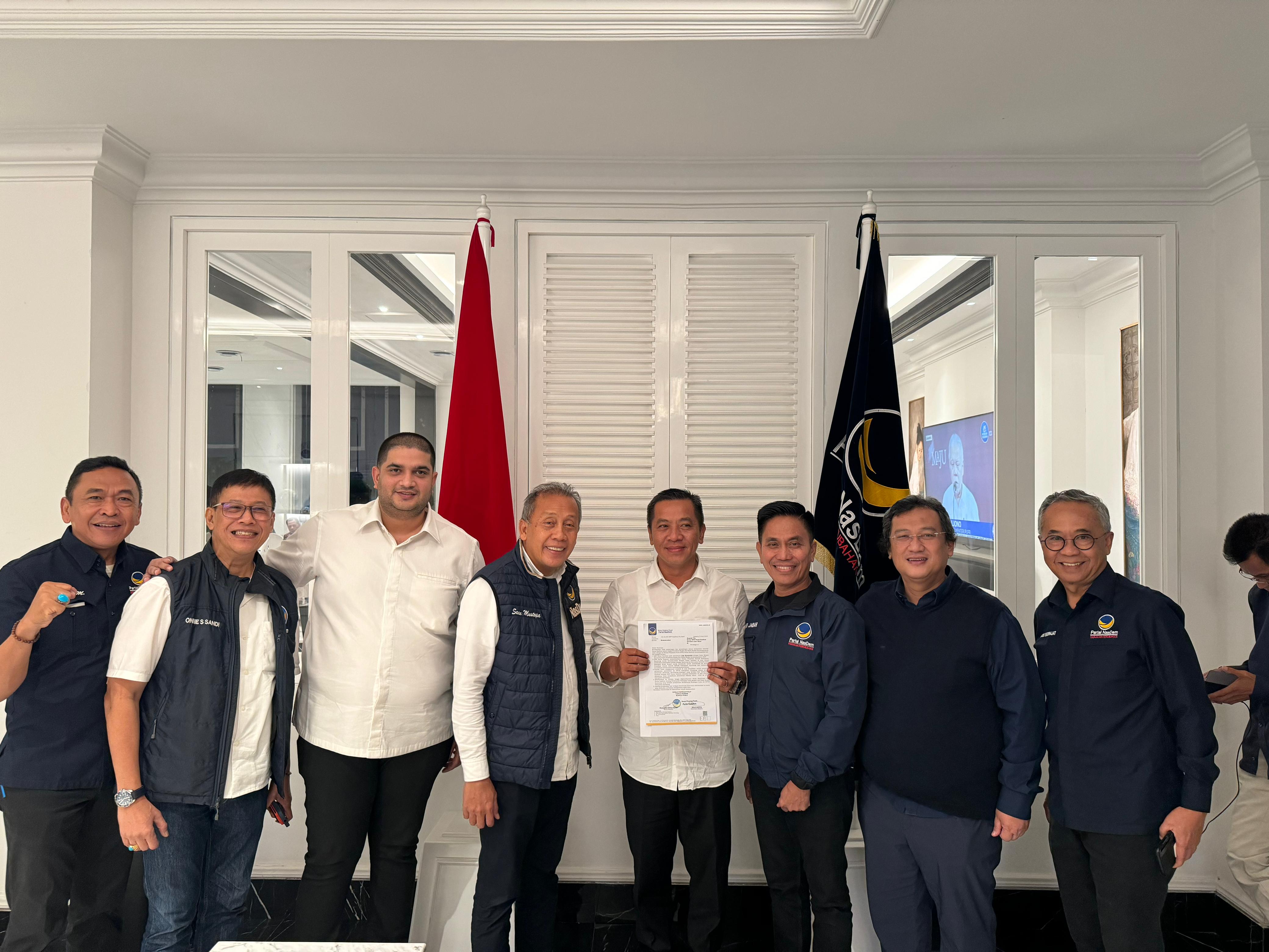 Ketua DPD NasDem Jawa Barat Saan Mustopa dan para pengurus NasDem menyerahkan surat rekomendasi DPP NasDem kepada Aep Syaepuloh.