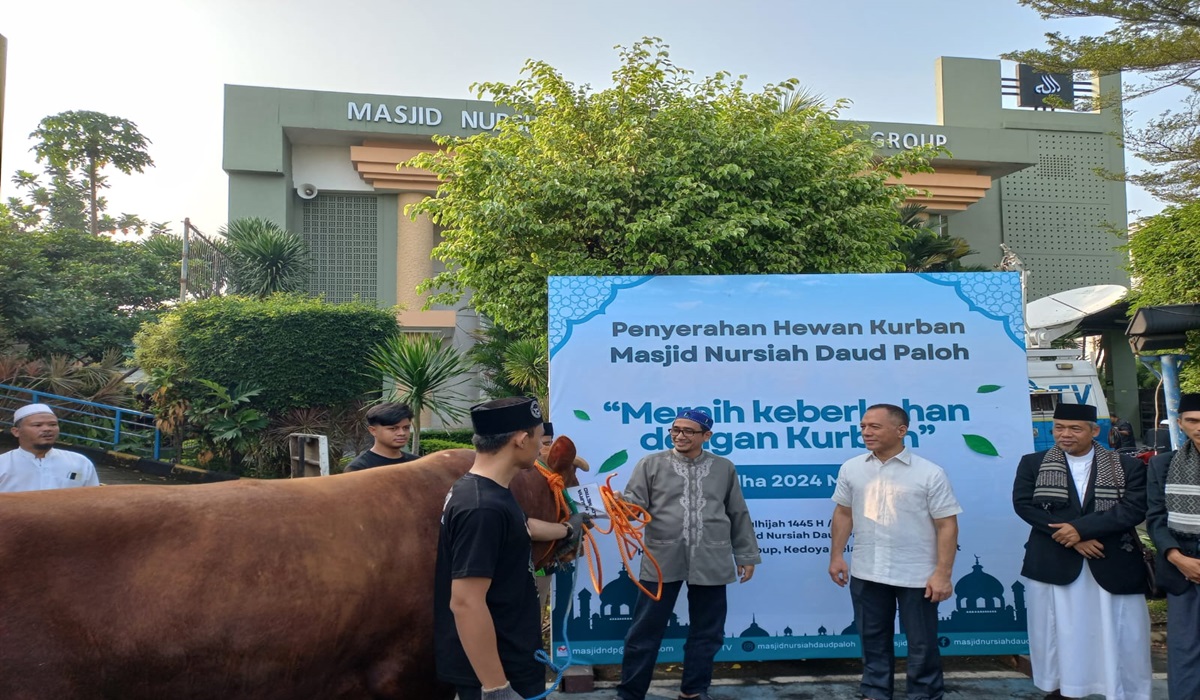 Plt Direktur Media Group Network Arif Suditomo (kedua dari kanan) saat menyerahkan hewan kurban di halaman Masjid Nursiah Daud Paloh, Kedoya
