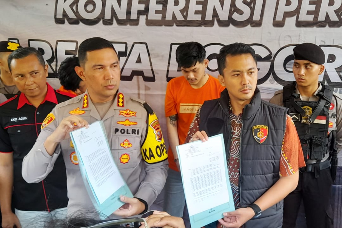 Kapolresta Bogor Kota Komisaris Besar Bismo Teguh Prakoso dan Kasat Reskrim  Komisaris Luthfi Olot Gigantara menunjukkan surat permohonan pe