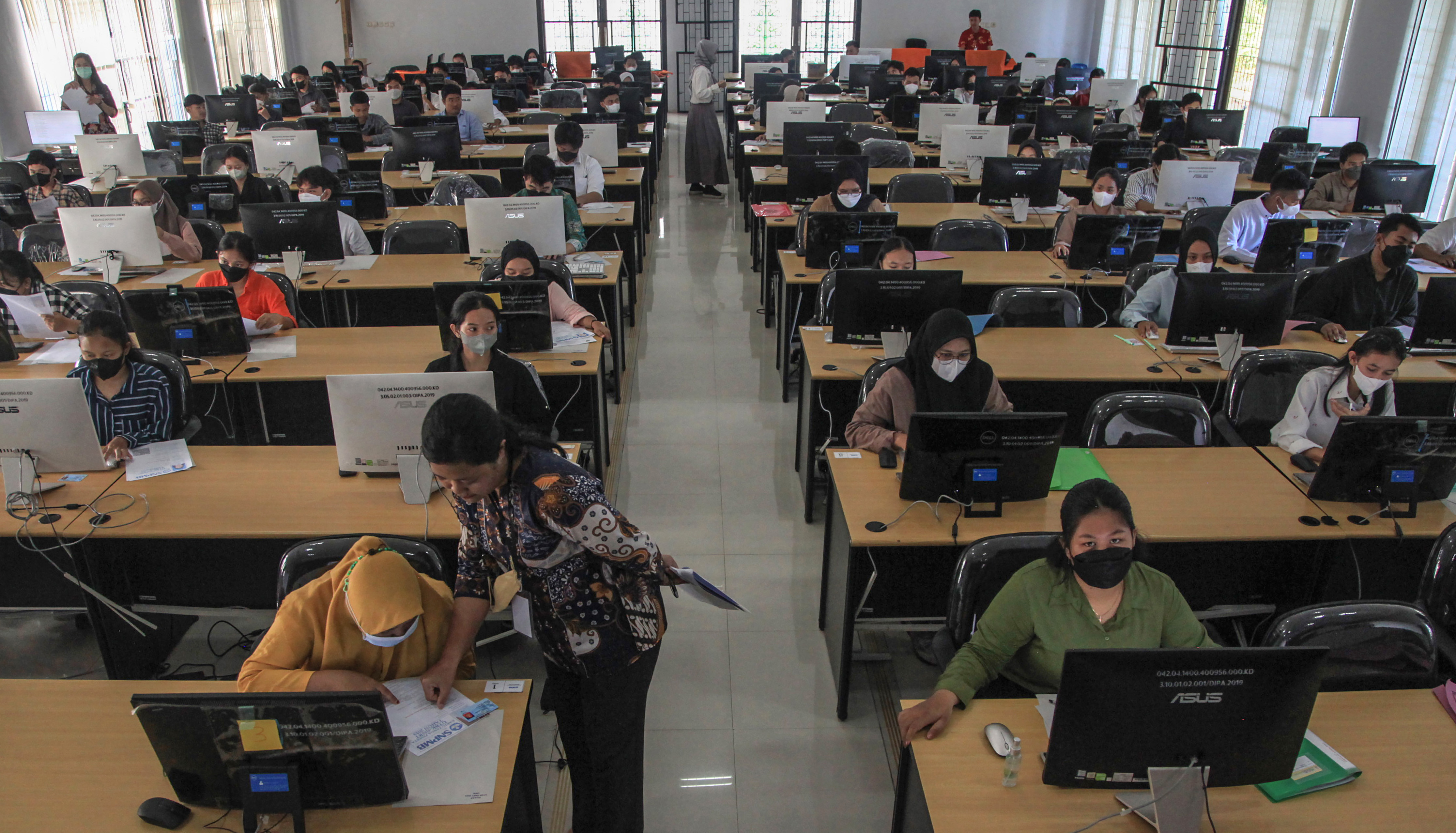 Peserta bersiap mengerjakan soal UTBK dalam rangka SNBT di Universitas Palangka Raya, Kalimantan Tengah, Selasa (9/5/2023)