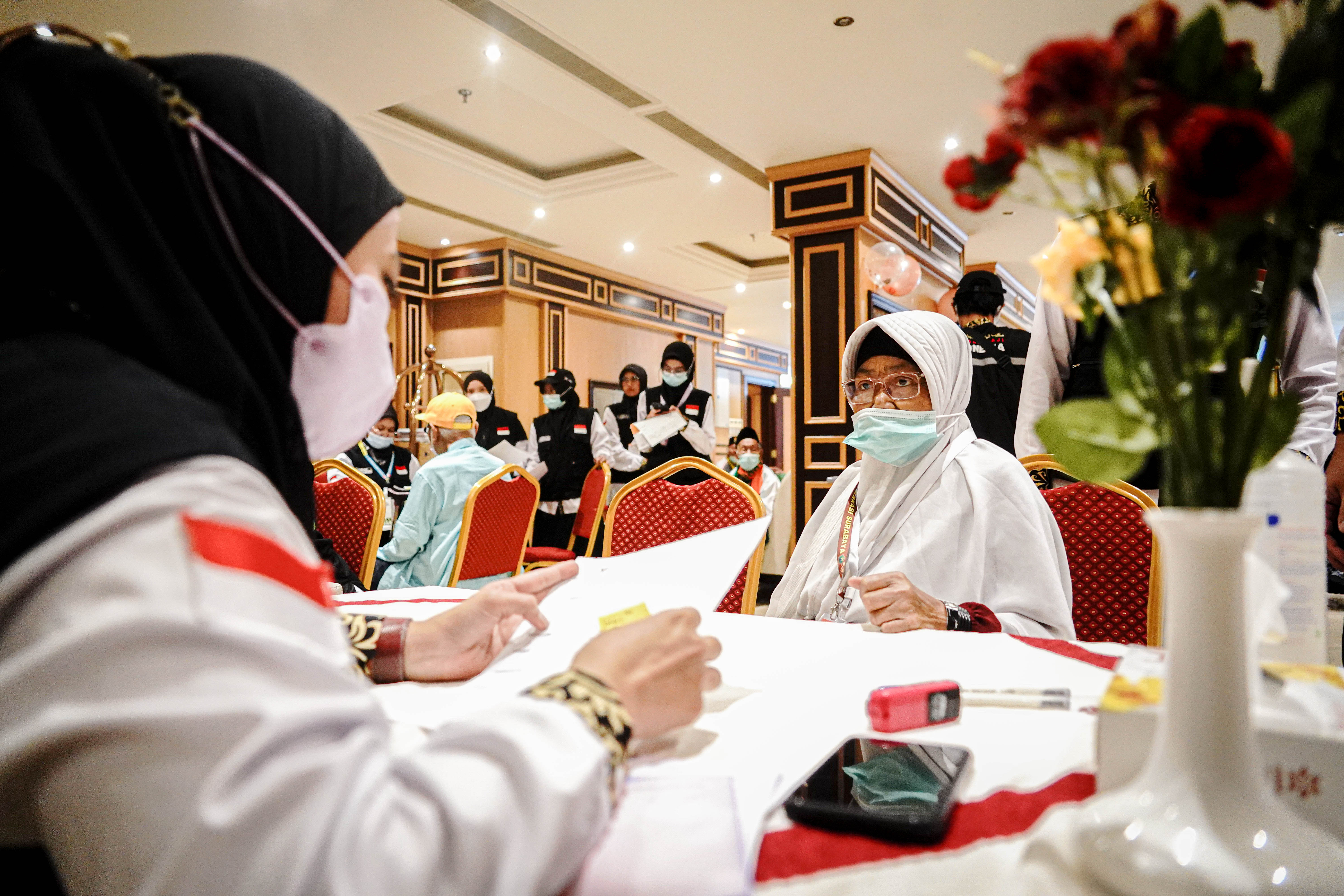 Seorang jemaah haji lansia tengah diperiksa kesehatannya.