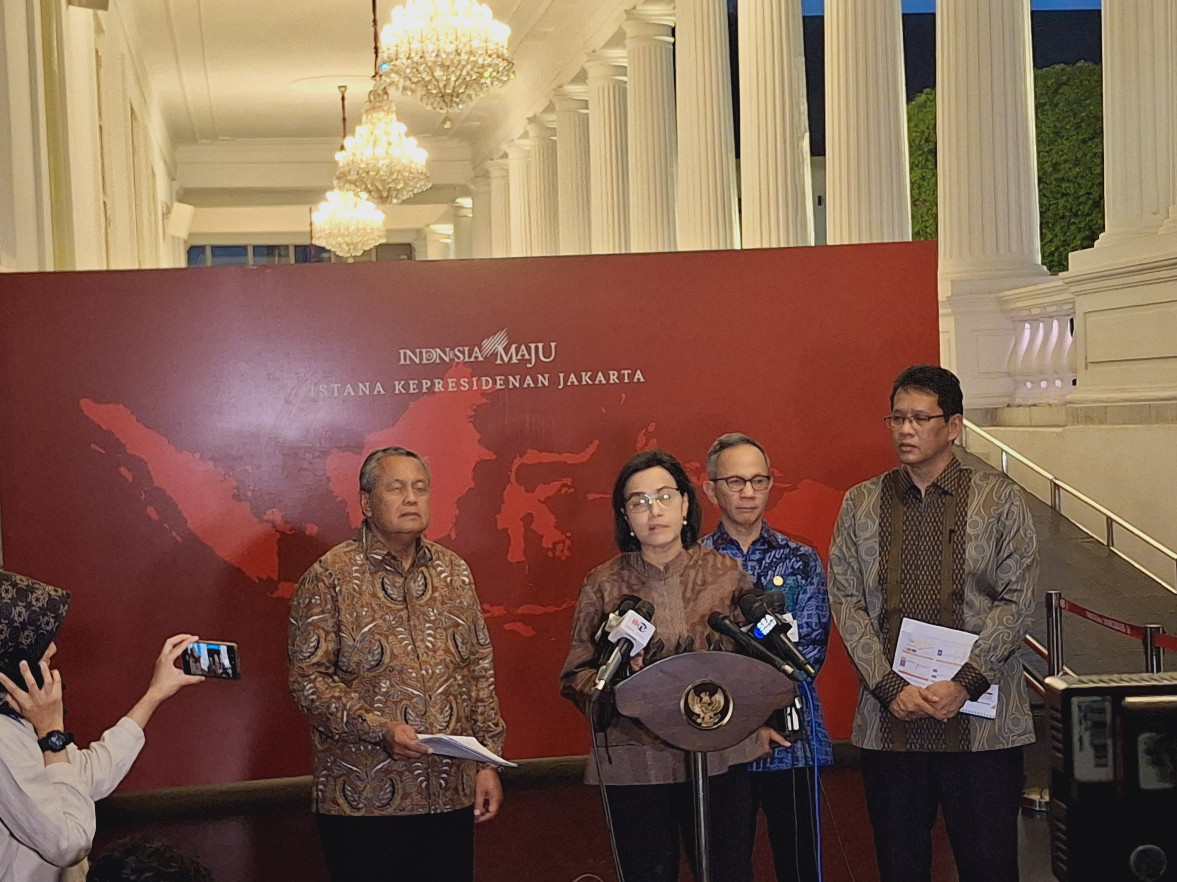 Menteri Keuangan Sri Mulyani memberikan keterangan kepada media