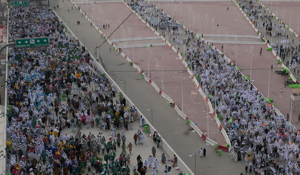 Jamaah haji berjalan untuk melempar jamrah hari ketiga menuju Jamarat di Mina