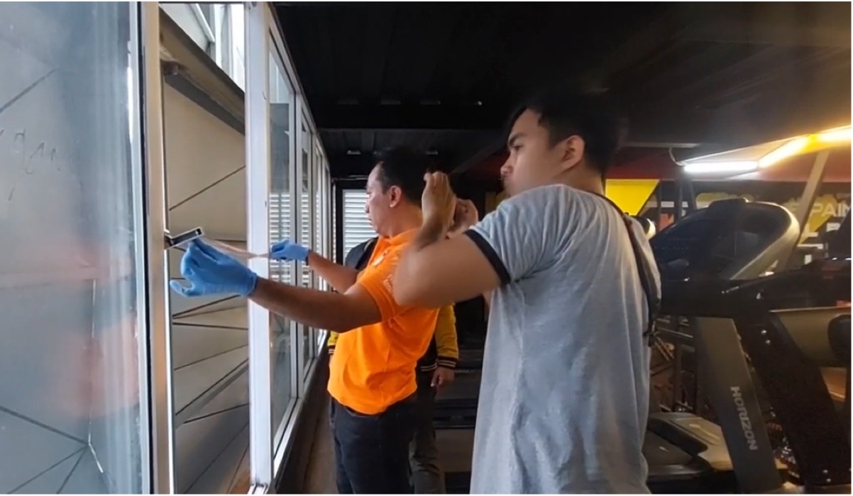 Polisi tengah melakukan olah TKP.