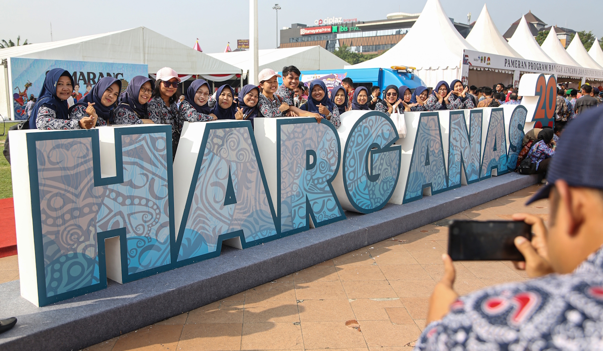 Sejumlah peserta berfoto bersama sebelum mengikuti puncak acara Peringatan Hari Keluarga Nasional (Harganas) ke-31 
