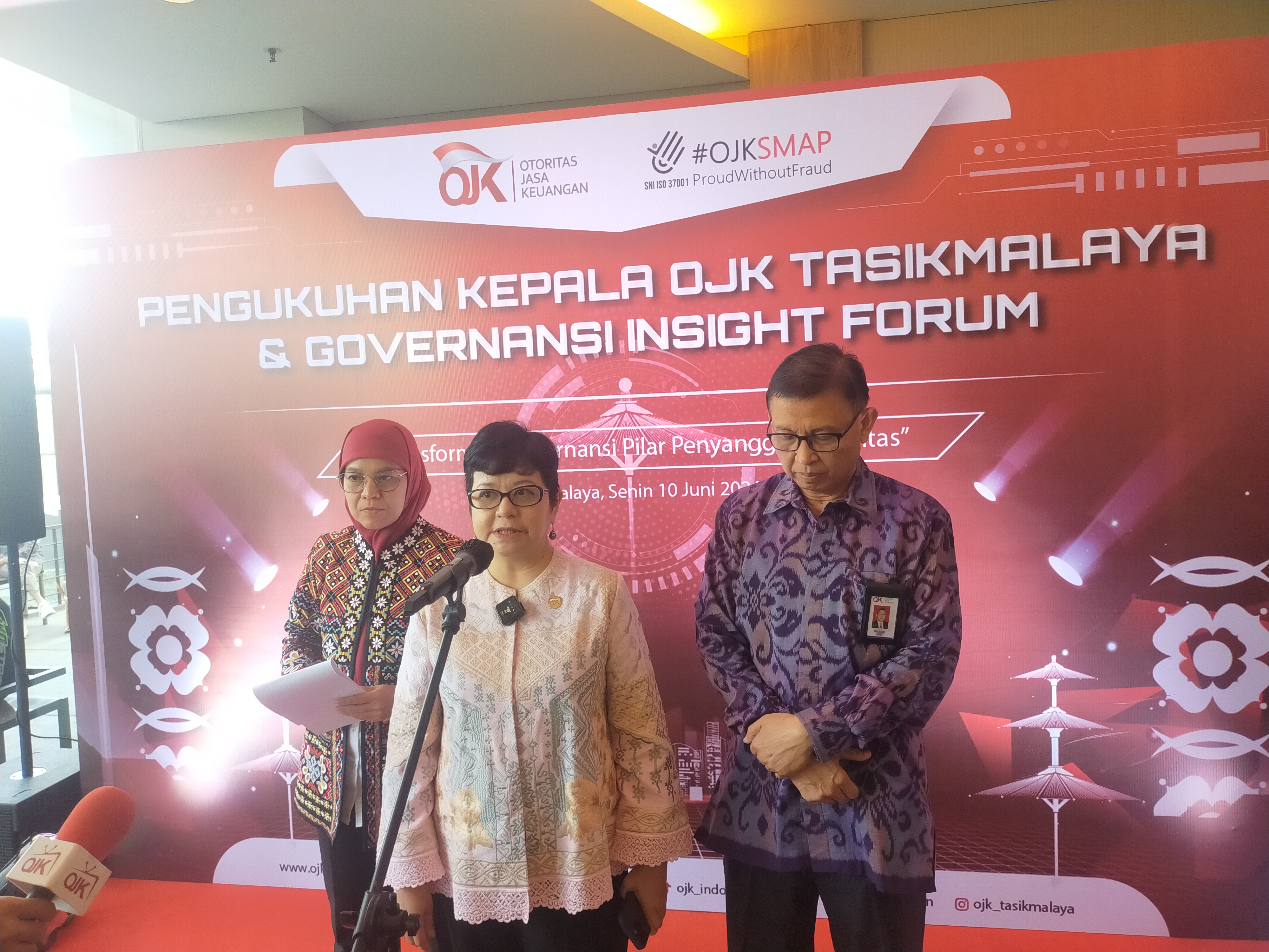  Anggota Dewan Komisioner Otoritas Jasa Keuangan, Sophia Isabella Wattimena saat mengukuhkan Melati Usman sebagai Kepala OJK Tasikmalaya