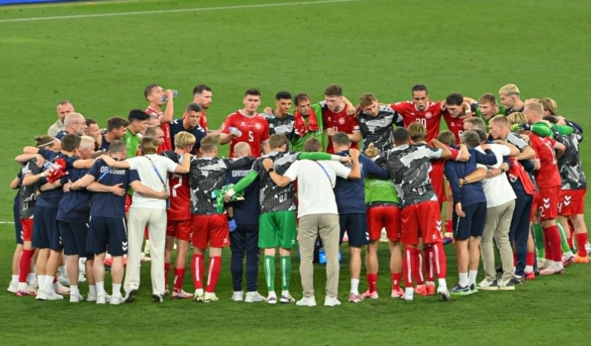 Para pemain Denmark melakukan selebrasi di akhir laga Grup C Euro 2024 melawan Serbia.