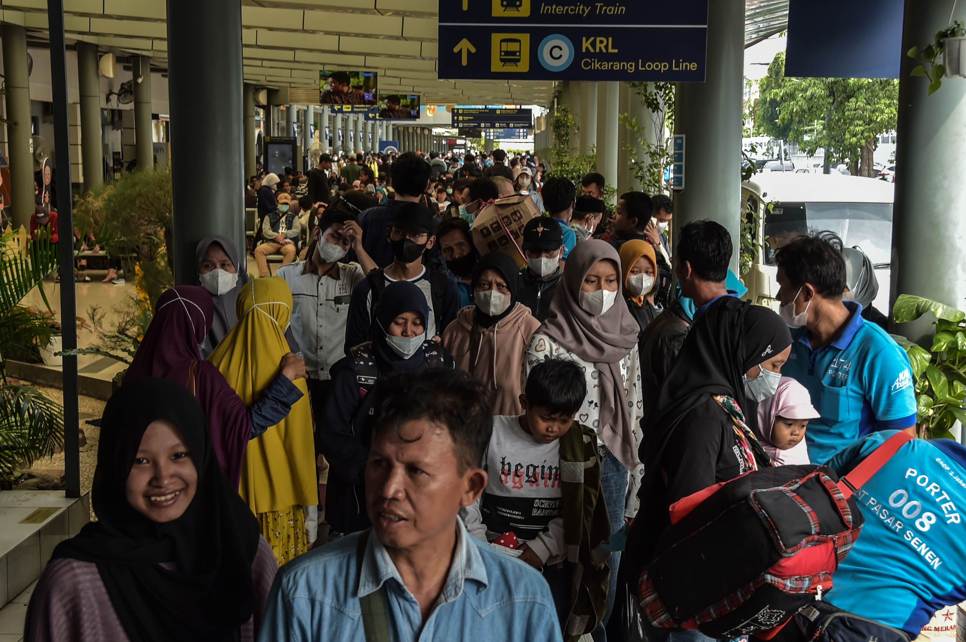 Kepadatan arus balik penumpang KAI