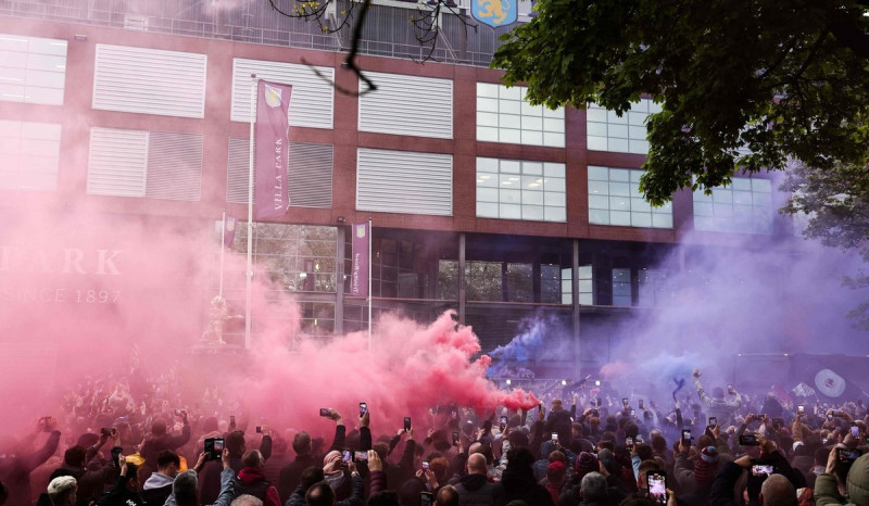 Ilustrasi: para suporter timnas Inggris menyalakan flare.