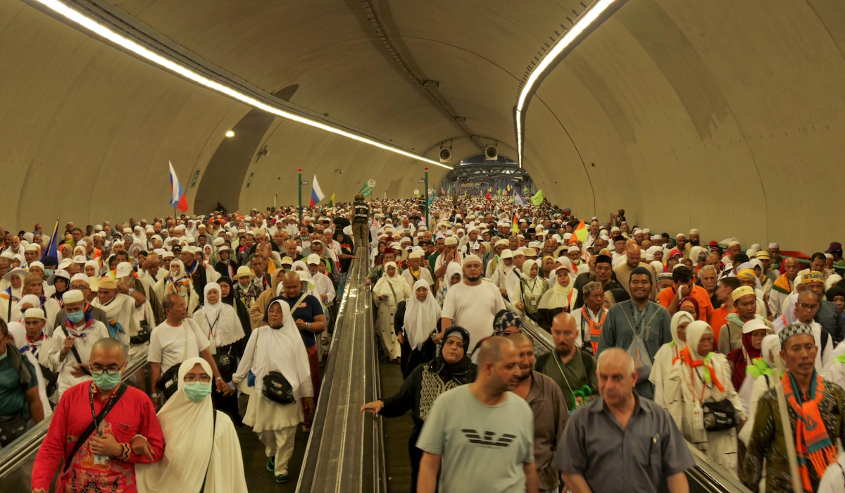 Jemaah haji berjalan melintasi terowongan Muaisim untuk melempar jamrah hari ketiga menuju Jamarat di Mina, Arab Saudi