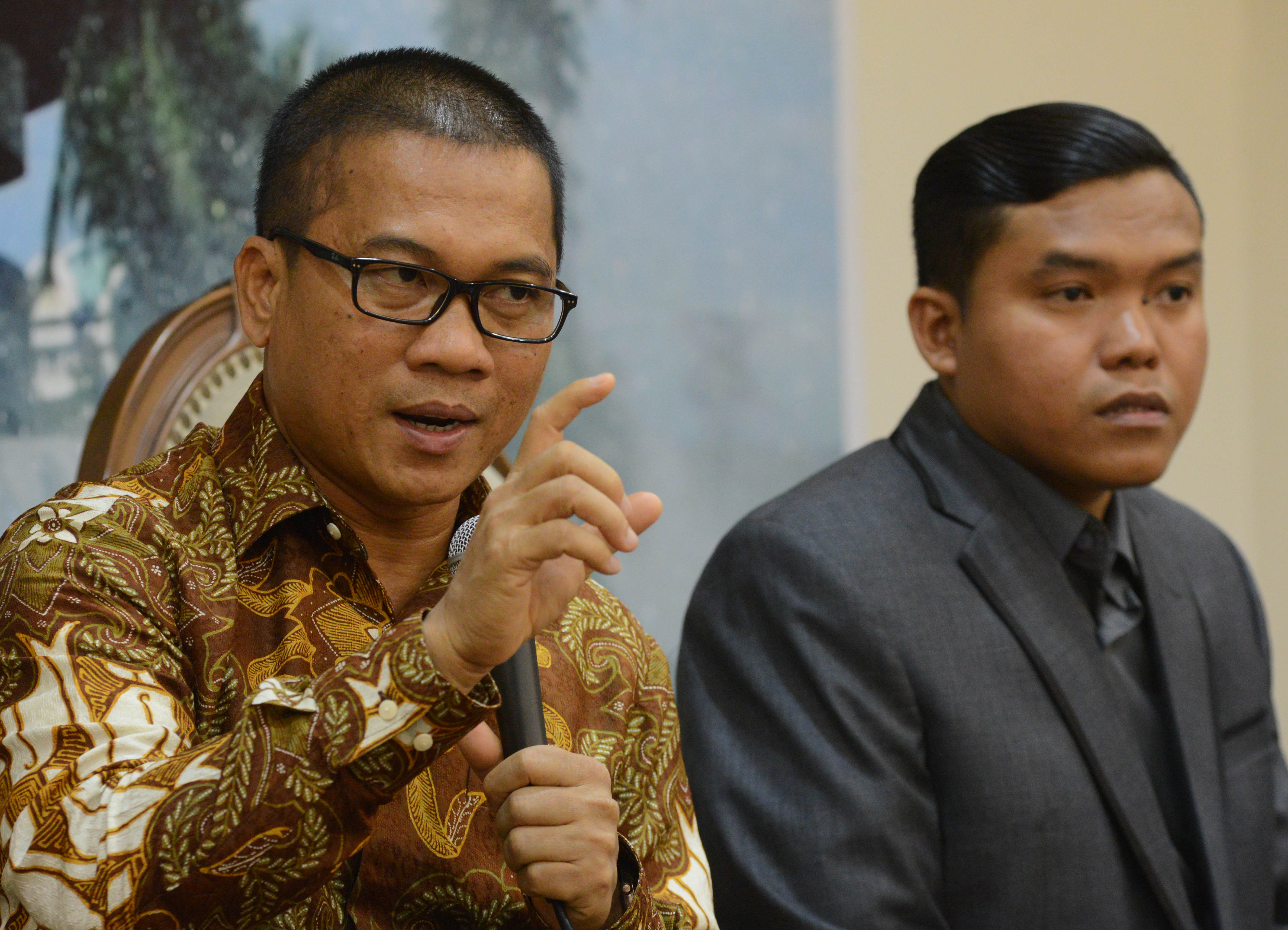 Wakil Ketua MPR RI Yandri Susanto (kiri)