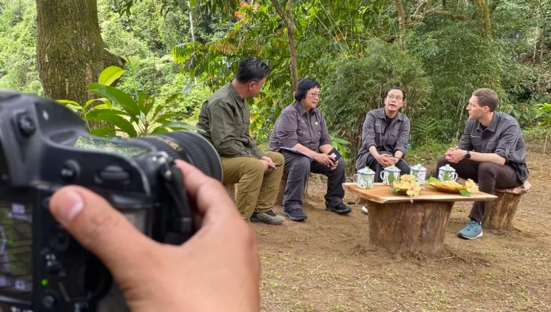 Menter LHK Siti Nurbaya (kedua kiri), Menkeu Sri Mulyani (kedua kanan), dan Menteri Iklim dan Lingkungan Norwegia Andreas Bjelland Eriksen 