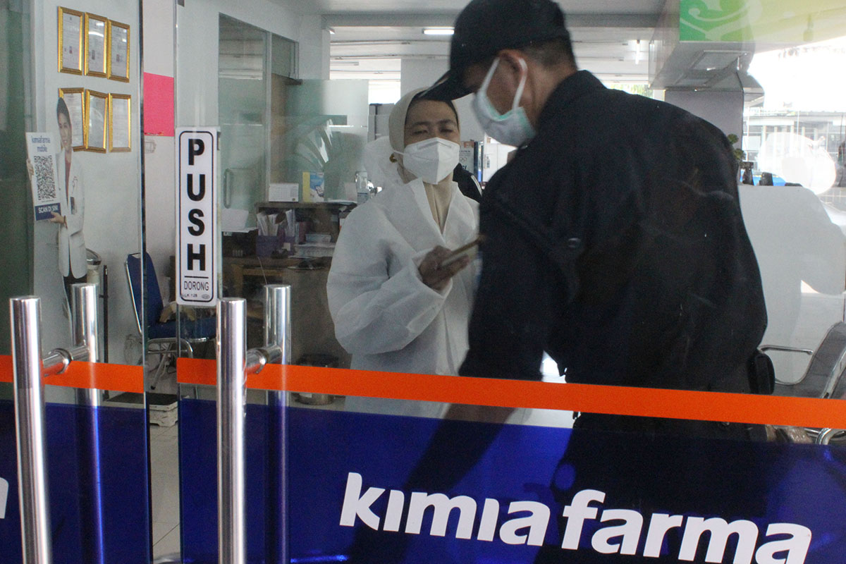 Calon peserta vaksinasi berbayar bericara dengan staf Kimia Farma di Klinik Kimia Farma Senen, Jakarta Pusat, Senin (12/7/2021).