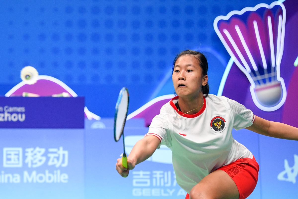 Pebulu tangkis tunggal putri Indonesia Putri Kusuma Wardani mengembalikan kok ke arah lawannya He Bingjiao dalam babak perempatfinal